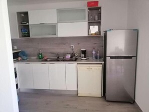 Kjøleskap, mikrobølgeovn, ovn og kokeplater