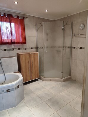 Dusche, Handtücher, Toilettenpapier