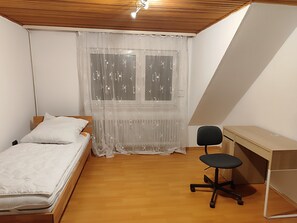 6 bedrooms, WiFi, bed sheets