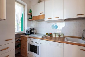 Kjøleskap, mikrobølgeovn, ovn og kokeplater