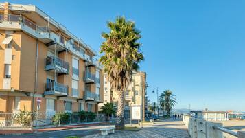 Appartamento familiare, camere multiple, fronte mare (Mer Vivante - Front Beach) | Esterni