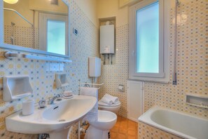 Combined shower/bathtub, hair dryer, bidet, towels - Mer Vivante - Front Beach (Albenga)