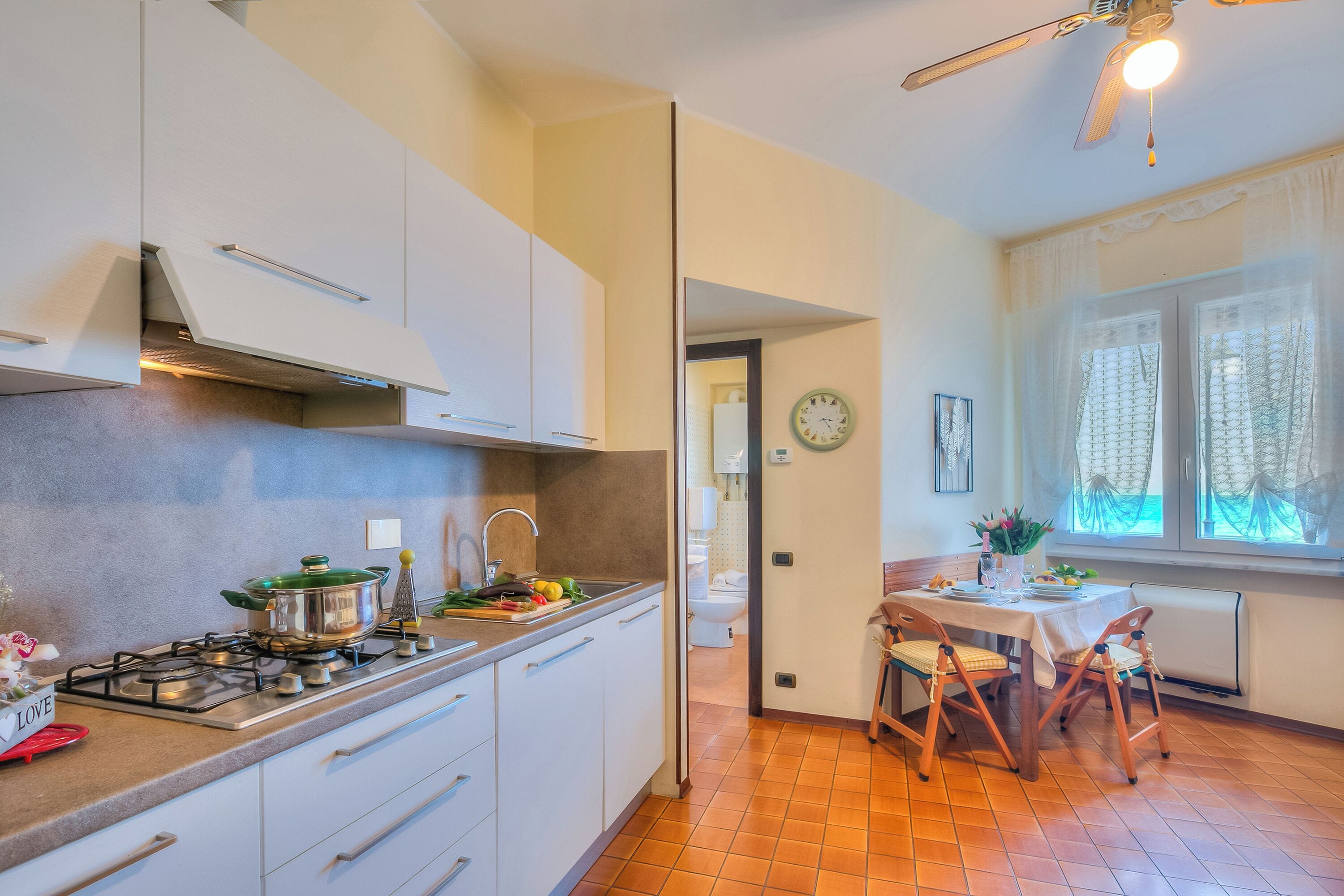 Appartamento familiare, camere multiple, fronte mare (Mer Vivante - Front Beach) | Cucina privata | Frigorifero, forno, piano cottura, lavastoviglie