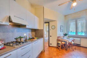 Appartement familial, plusieurs chambres, face à la mer (Mer Vivante - Front Beach) | Cuisine privée | Réfrigérateur, un four, surface de cuisson, lave-vaisselle