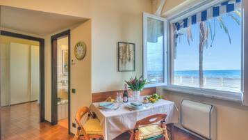 Appartamento familiare, camere multiple, fronte mare (Mer Vivante - Front Beach) | Ristoranti
