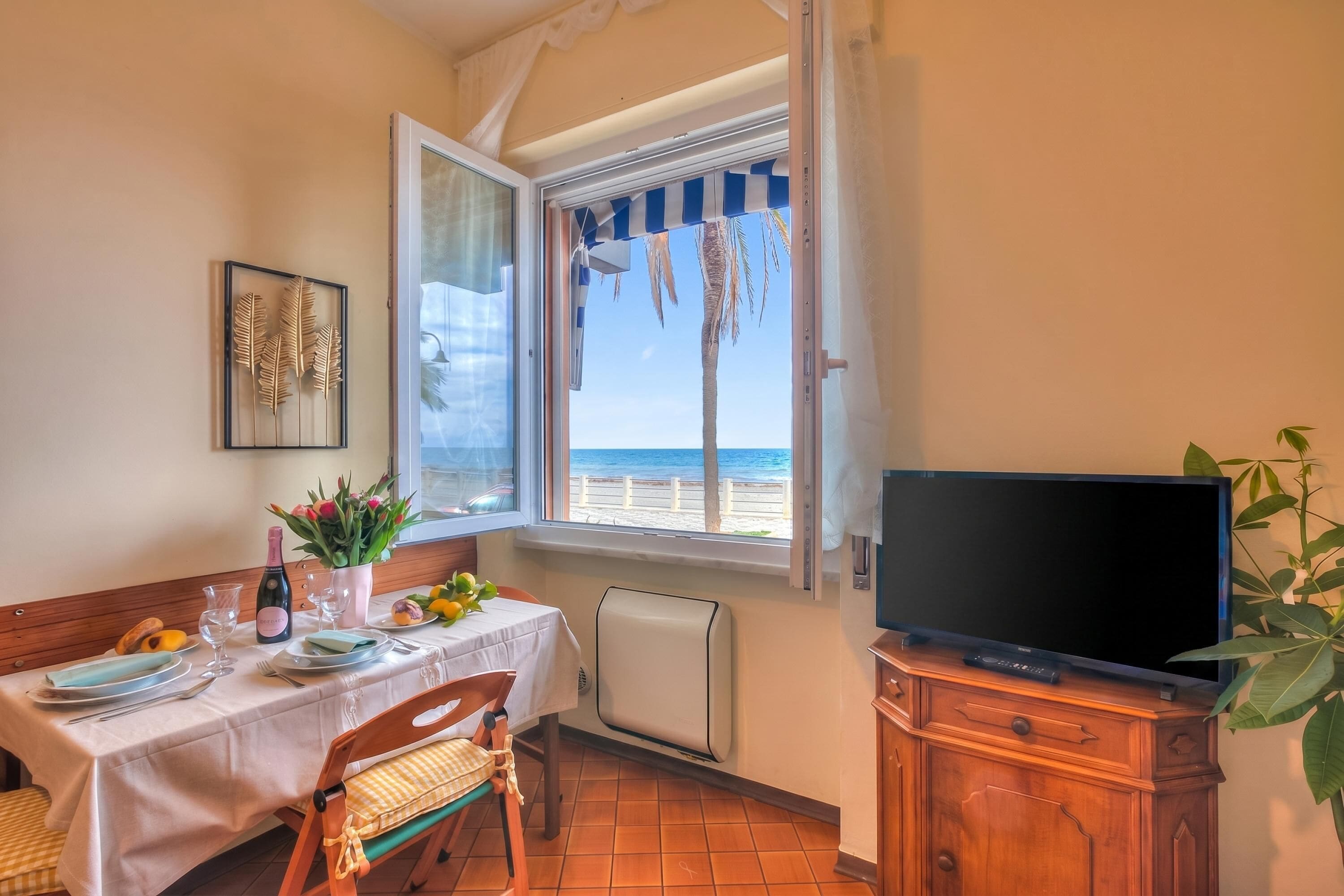 Family Apartment, Multiple Bedrooms, Sea Facing (Mer Vivante - Front Beach) | Dining