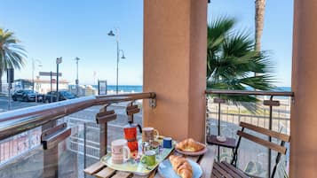 Appartamento familiare, camere multiple, fronte mare (Mer Vivante - Front Beach) | Ristorazione all'aperto