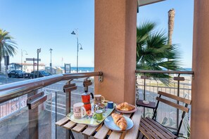 Family Apartment, Multiple Bedrooms, Sea Facing (Mer Vivante - Front Beach) | Outdoor dining - Mer Vivante - Front Beach (Albenga)