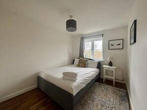 4 dormitorios y tabla de planchar con plancha