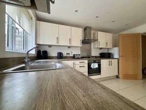 Kühlschrank, Mikrowelle, Ofen, Geschirrspüler