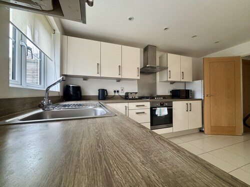Taplow Spacious Stylish Four Bedroom Townhouse