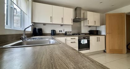 Taplow Spacious Stylish Four Bedroom Townhouse