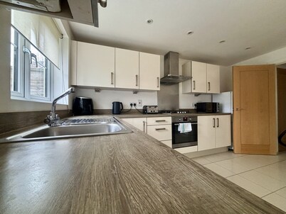 Taplow Spacious Stylish Four Bedroom Townhouse