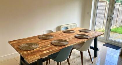 Taplow Spacious Stylish Four Bedroom Townhouse