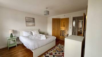 4 Schlafzimmer, Bügeleisen/Bügelbrett