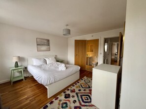 4 habitaciones y tabla de planchar con plancha 
