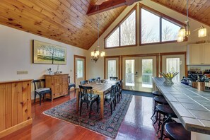 House (5 Bedrooms) | Interior