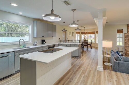 Private Pool & Lake Views: Family Home in Oxford