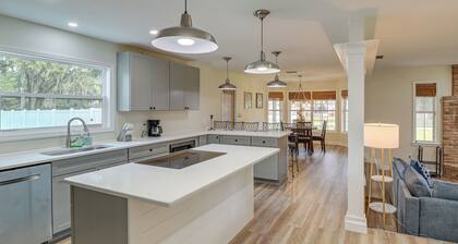 Private Pool & Lake Views: Family Home in Oxford