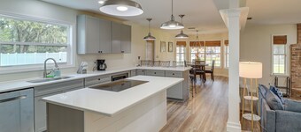Private Pool & Lake Views: Family Home in Oxford
