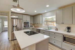 House (3 Bedrooms) | Interior - Private Pool & Lake Views: Family Home in Oxford (The Villages)