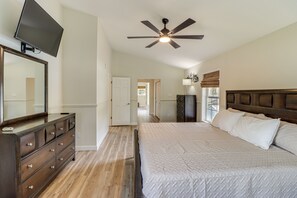 House (3 Bedrooms) | Interior - Private Pool & Lake Views: Family Home in Oxford (The Villages)