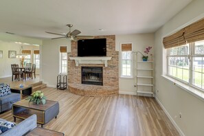 House (3 Bedrooms) | Interior - Private Pool & Lake Views: Family Home in Oxford (The Villages)