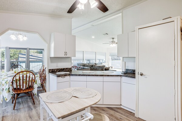 Waterfront Trinity Vacation Rental W/ Hot Tub! - Sam HOUSTON,Huntsville
