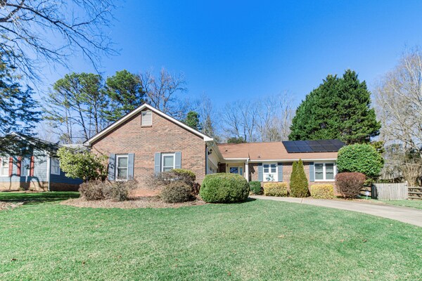 Lovely Charlotte Home W/ Yard: 9 Mi To Uptown! - Charlotte, NC