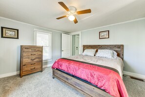 Casa (4 Bedrooms) | 4 quartos, escrivaninha, espaço de trabalho para notebook