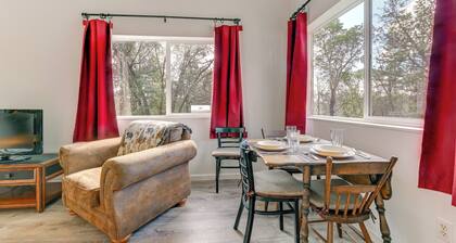 Charming Grants Pass Cottage w/ Patio & Gas Grill!