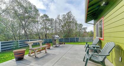 Charming Grants Pass Cottage w/ Patio & Gas Grill!