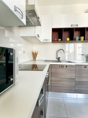 Fridge, microwave, oven, stovetop - Los Arditos penthouse Sliema
(Tas-Sliema)