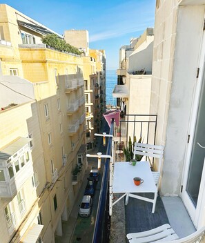 Outdoor dining - Los Arditos penthouse Sliema
(Tas-Sliema)