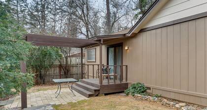 Charming Lakehead Cabin: Walk to Shasta Lake!
