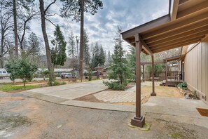 House (3 Bedrooms) | Interior - Charming Lakehead Cabin: Walk to Shasta Lake! (Lakehead)