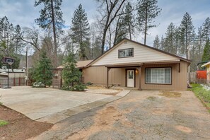 House (3 Bedrooms) | Front of property - Charming Lakehead Cabin: Walk to Shasta Lake! (Lakehead)