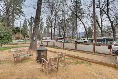 Charming Lakehead Cabin: Walk to Shasta Lake!