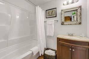 Apartment (0 Bedroom) | Interior - Waynesville Studio w/ Fire Pit & Mountain Views! (Waynesville)