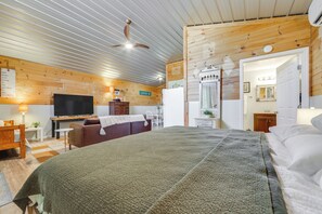 Apartment (0 Bedroom) | Interior - Waynesville Studio w/ Fire Pit & Mountain Views! (Waynesville)