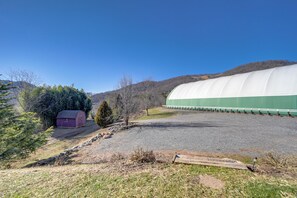 Apartment (0 Bedroom) | Interior - Waynesville Studio w/ Fire Pit & Mountain Views! (Waynesville)