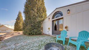 A building with a large tree in front, a fire pit, and two turquoise chairs. - Waynesville Studio w/ Fire Pit & Mountain Views! (Waynesville)