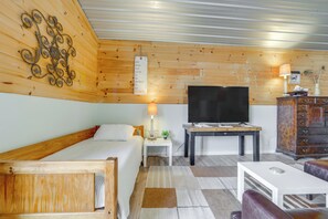 Apartment (0 Bedroom) | Interior - Waynesville Studio w/ Fire Pit & Mountain Views! (Waynesville)