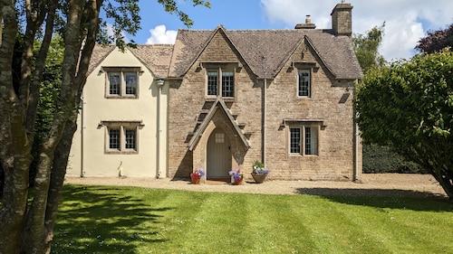 Charlton Down Cottage - Westonbirt - Pet Friendly
