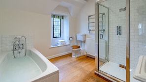Shower, hair dryer, towels - Charlton Down Cottage - Westonbirt - Pet Friendly (Westonbirt)