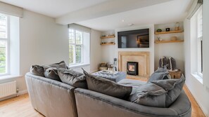 Televisión, chimenea y oficina 