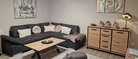 Een televisie, een dvd-speler en een stereo