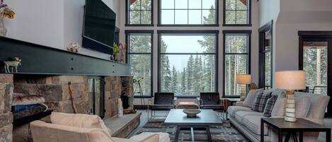 House, 5 Bedrooms | Living area