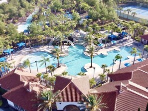 Un complexe hôtelier doté de plusieurs piscines, de palmiers et d’espaces abrités.