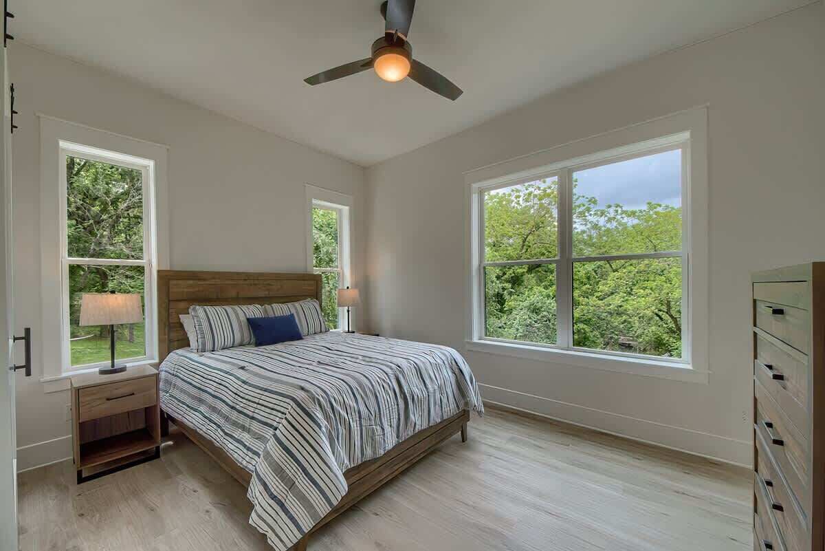 4 bedrooms, iron/ironing board, WiFi, bed sheets